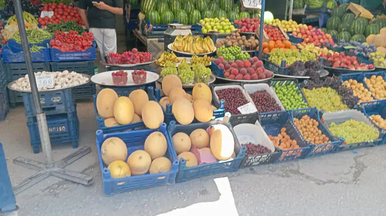 Merzifon Halk Pazarı'nda Yaz Bereketi! Gözler Fiyatlarda Düşüş Beklentisinde