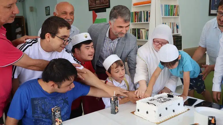 Amasya’da Otizmli Asilhan’ın Kur’an Azmi Alkış Topladı!