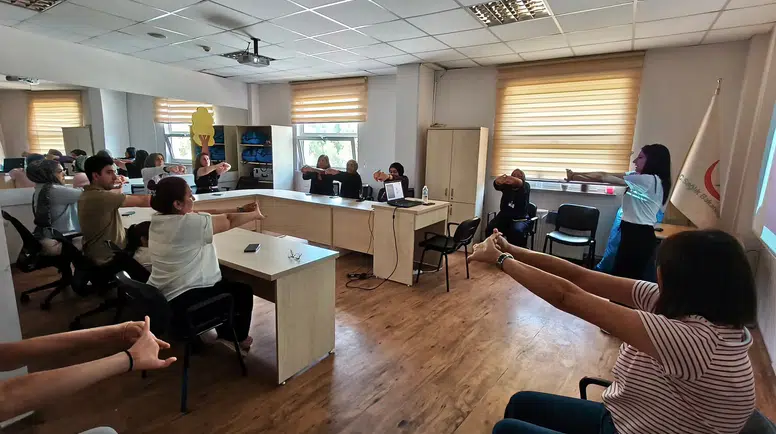 Amasya’da Sağlık Çalışanlarına Masa Başı Egzersizi