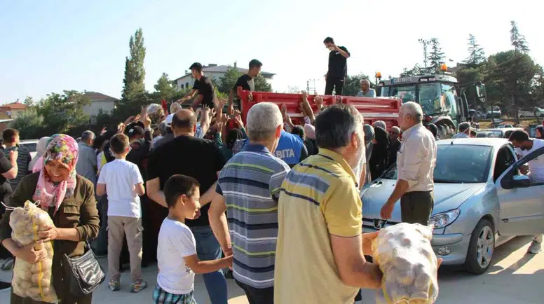 Amasya'da Genç Çiftçi 150 Bin Liralık Patatesi Ücretsiz Dağıttı!