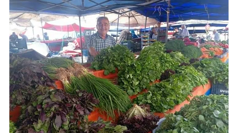 Merzifon Pazarı'nda Fiyatlar Güncellendi! Domates Düştü, Yerli Ürünler Tezgâhları Renklendirdi