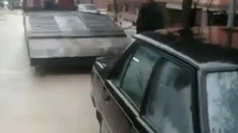 Merzifon’da Kazılan Yol Araçları Yuttu!
