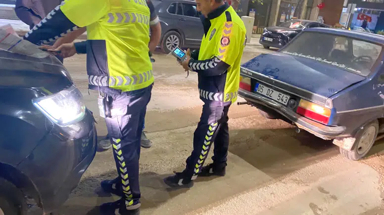 Merzifon Cumhuriyet Caddesi’nde İki Araç Çarpıştı