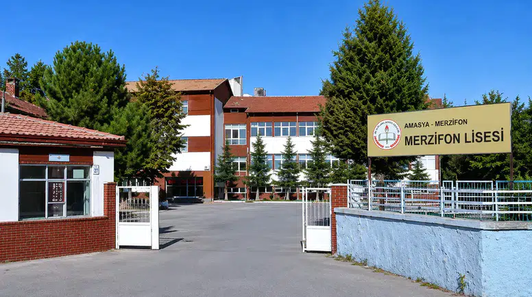 13 Yıllık Hasret Bitti: Merzifon Lisesi Tabelası Yeniden Asıldı!