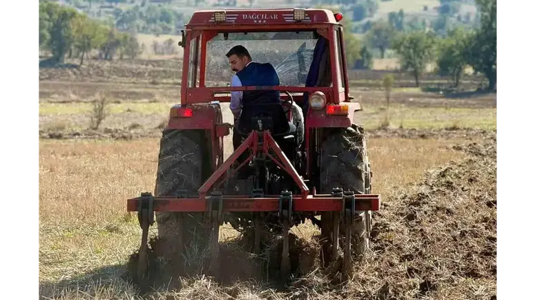 Hamamözü Kaymakamı Arslan traktörle tarla sürdü