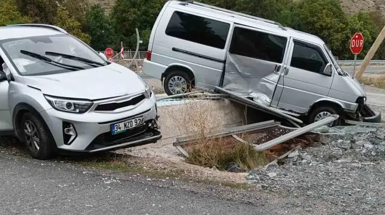 Minibüsle Otomobil Çarpıştı: 4 Yaralı