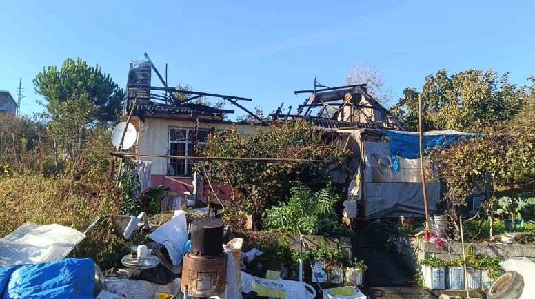 Çatı Yangını Evi Kullanılamaz Hale Getirdi