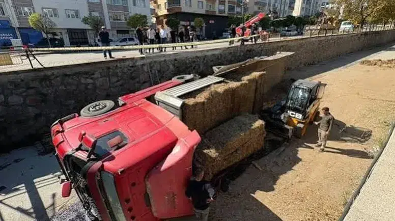 Park Halindeki Tır Çaya Uçtu!