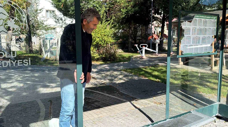 Otobüs Durağına Saldırı! Camını Kırdılar