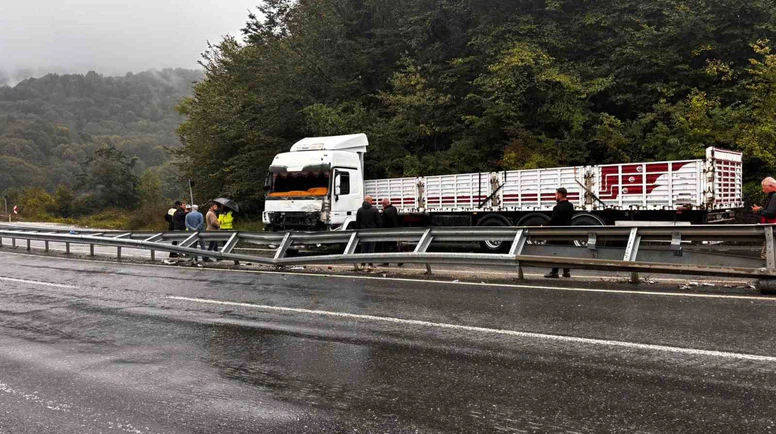 Tır Makasladı, Trafik Kilitlendi!