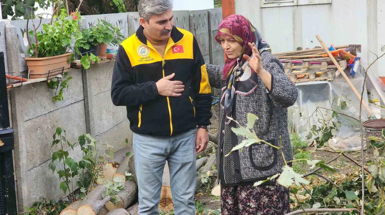 Ağacın Devrildiği Evde Ekipler Seferber Oldu