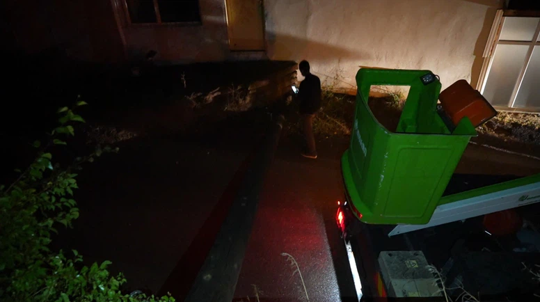 Elektrik Direği Evin Bahçesine Devrildi! 80 Yaşındaki Kadın İsyan Etti