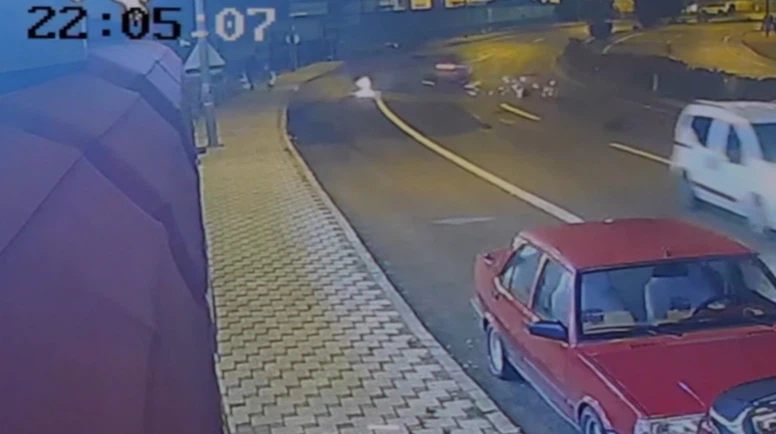 Otomobil Kaldırımda Yürüyen Üniversite Öğrencisine Çarptı: 4 Yaralı