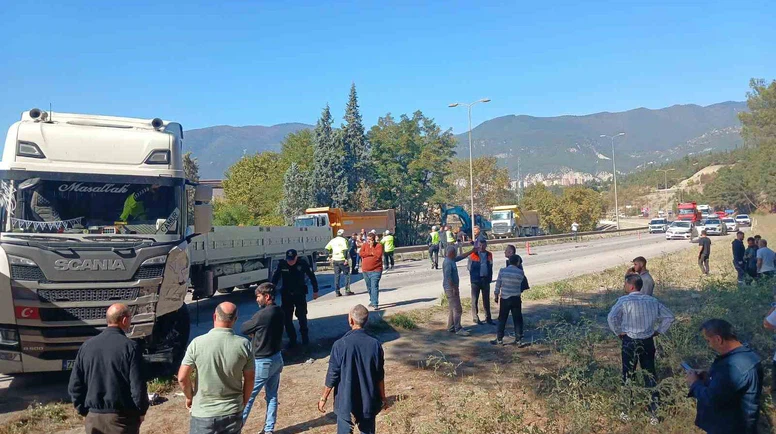 Otomobil Tır ve Hafif Ticari Araca Çarptı: 1 Yaralı