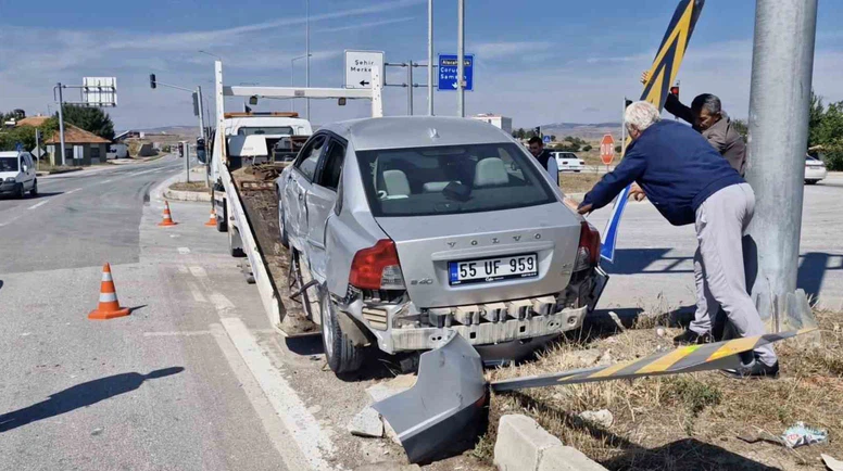 Kırmızı Işık İhlali Kazayla Bitti: Ehliyetine El Konuldu