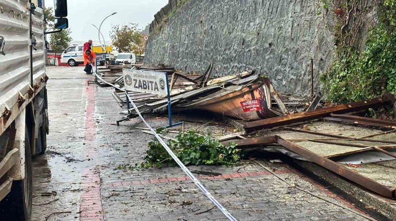 Şiddetli Rüzgâr Tabelaları Devirdi!