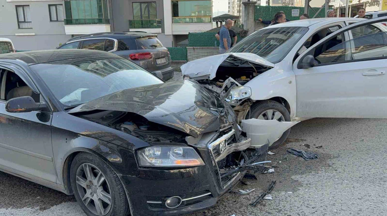 Otomobiller çarpıştı: 3 yaralı