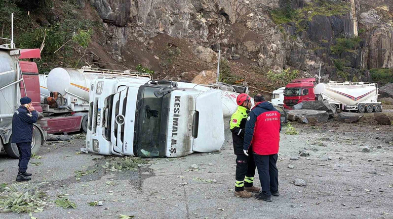 Kaya Parçaları Araçların Üzerine Düştü, 1 Ölü