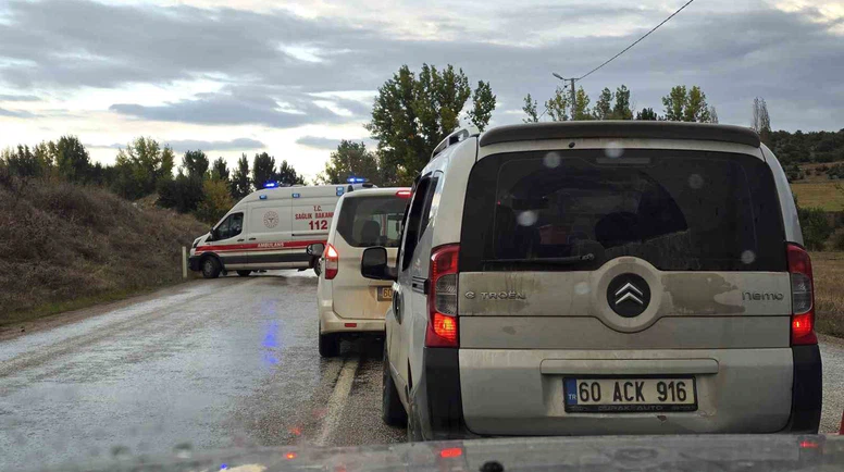 İki Otomobil Kafa Kafaya Çarpıştı: 5 Yaralı!