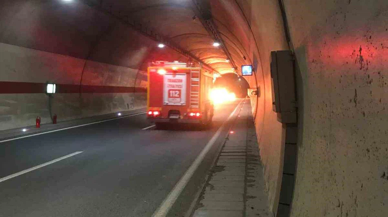 Kaza: Otomobil Alev Aldı