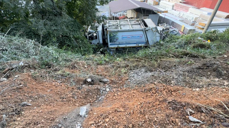 Çöp Kamyonu Şarampole Devrildi: 3 Yaralı