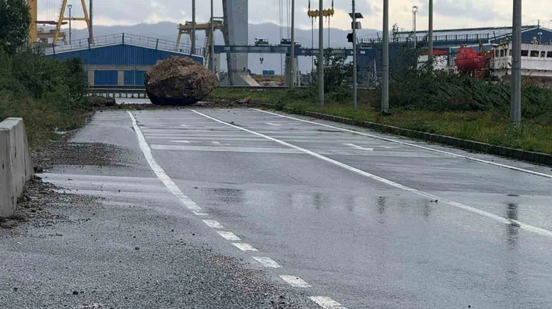Dağdan kopan dev kaya yolu kapattı: Facianın eşiğinden dönüldü