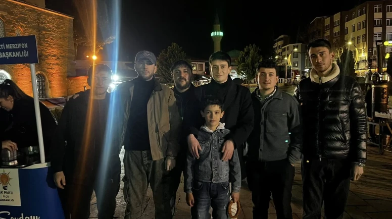 Ak Gençlikten Kadir Gecesi’nde İkram