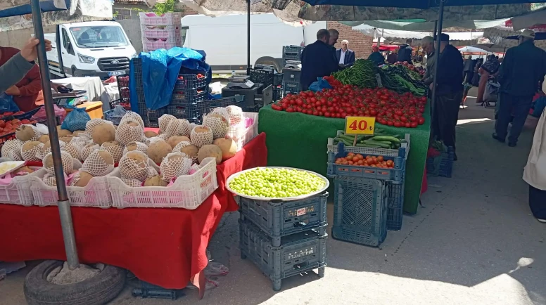 Merzifon Pazarında Fiyatlar Geriledi: Yaz Sebzeleri Tezgahları Doldurdu!