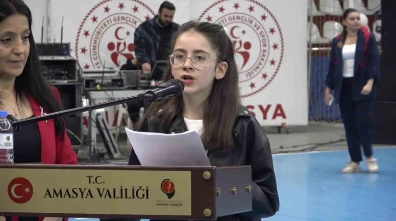 Amasya’da 23 Nisan törenini çocuk sunucu sundu, usta sunucuları aratmadı