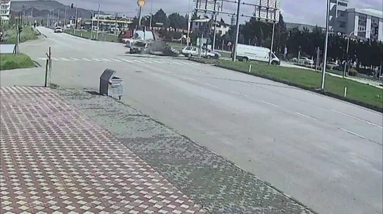 Amasya'da Kavşakta Araç Çarpışması Anbean Kameralara Yansıdı