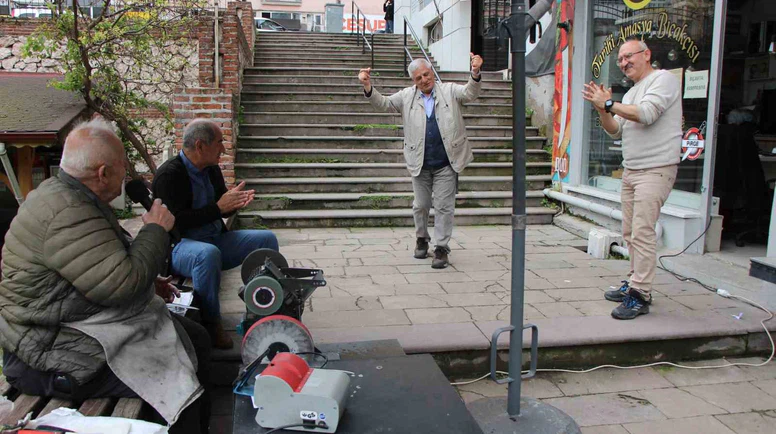 Amasya’nın müzisyen bıçakçısı: Bıçakları keskinleştiriyor, kulakların pasını siliyor