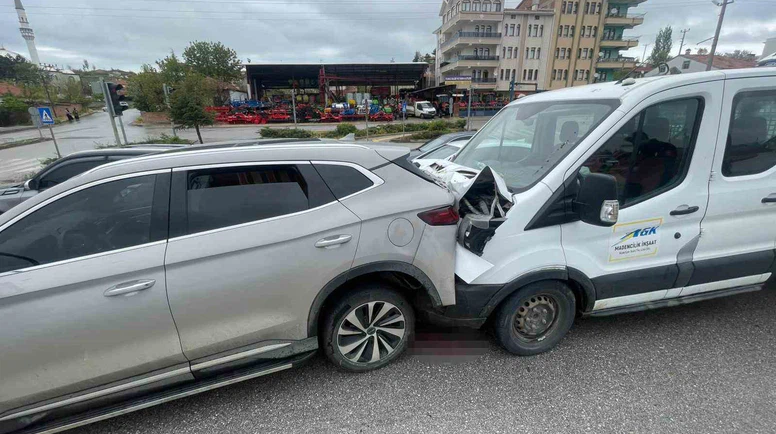 Çorum’da 3 araç çarpıştı: 2 yaralı