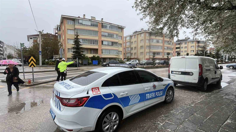 Ehliyeti İptal Edilen Sürücü Kaza Yaptı: Yaşlı Kadın Yaralandı