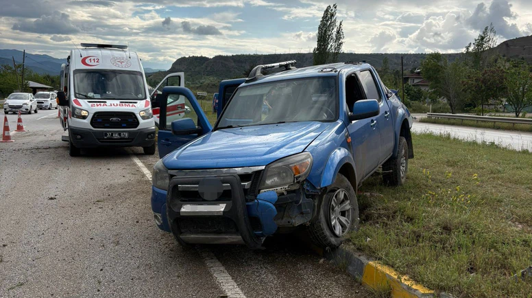 Takla Atan Kamyonetteki Aynı Aileden 4 Kişi Yaralandı