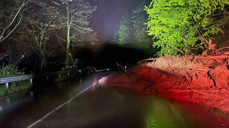 Heyelan Ulaşımı Kesti: Yol Kapandı