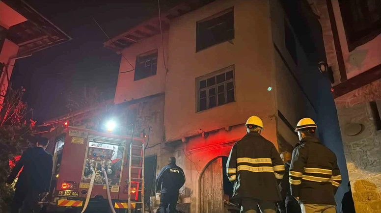 Ev Yangını: Müdahale Eden İtfaiyeci Yaralandı
