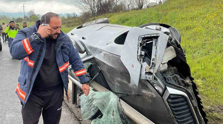 Bariyerlere Çarpan Otomobilde 1 Kişi Ağır Yaralandı