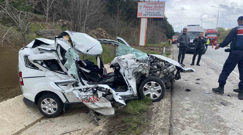 Çorum’da Feci Kaza: Hafif Ticari Araç Tıra Çarptı, 2 Yaralı