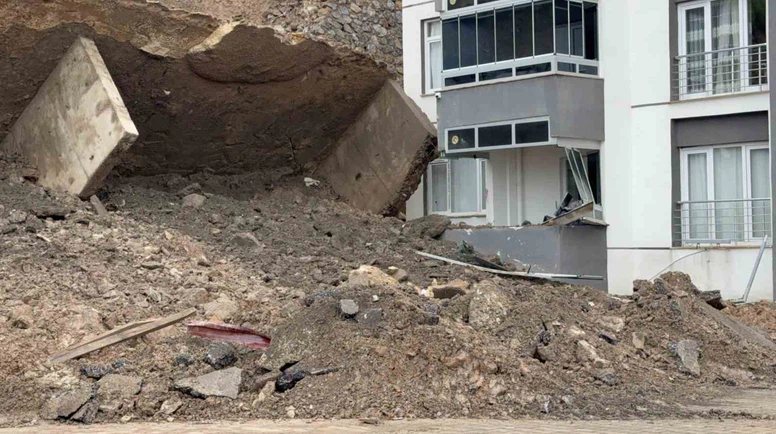 İstinat Duvarı Yıkıldı, Araç Sürüklendi