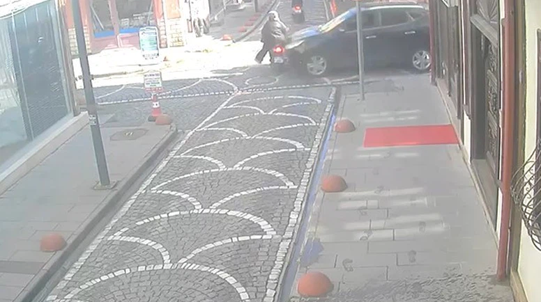 Motosiklet ile Otomobil Çarpıştı! 2 Kişi Yaralandı
