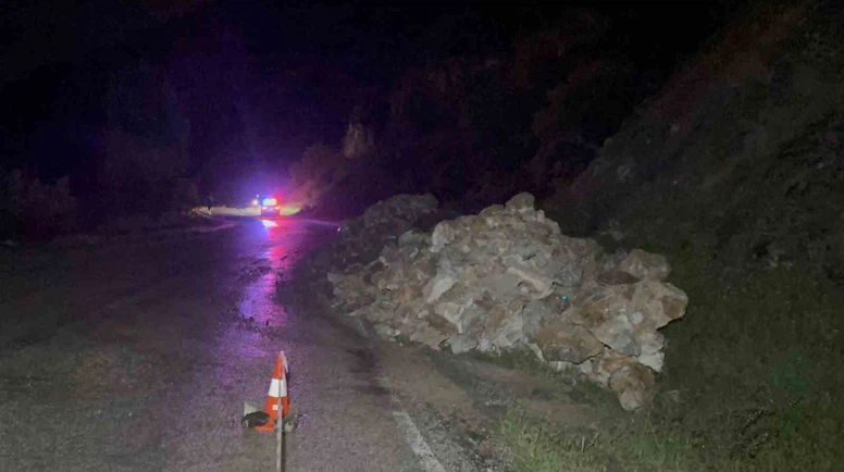 Dağdan Kopan Kayalar Yola Düştü