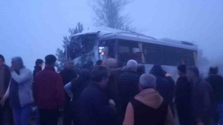 Yakıt Yüklü Tır İle Midibüs Çarpıştı: 3 Yaralı