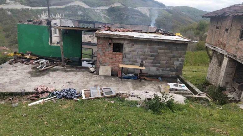 Sobadan Çıkan Yangın Evi Kül Etti: Yaşlı Çift Kurtuldu