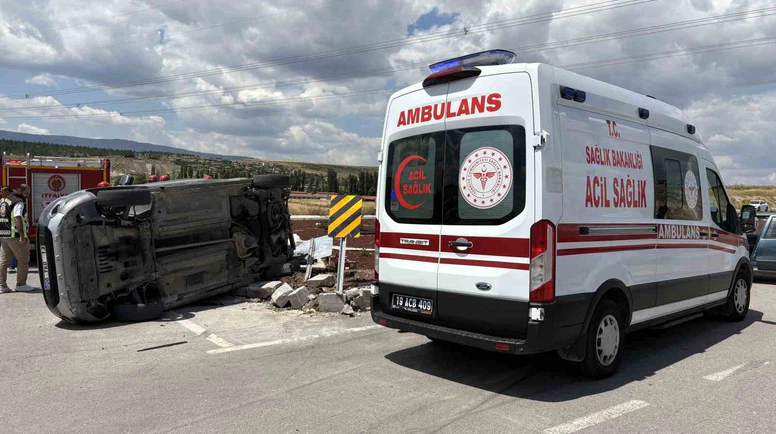 Çorum’da hafif ticari araç ile otomobil çarpıştı: 2’si ağır 5 yaralı