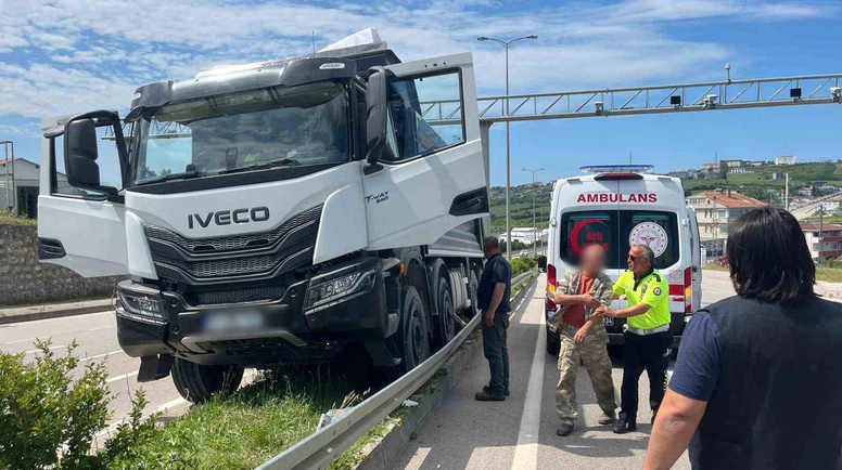 Fenalaşan Kamyon Sürücüsü Refüje Çıktı