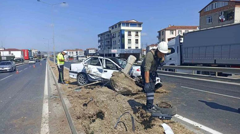 Kontrolden Çıkan Otomobil Aydınlatma Direğine Çarptı