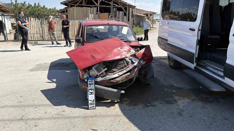 Çorum’da minibüs ile otomobil çarpıştı: 2 yaralı