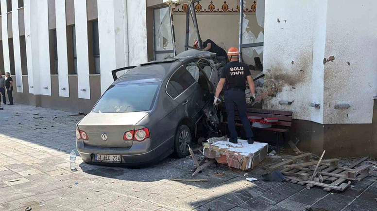 Kontrolden Çıkan Otomobil Caminin İmam Odasına Çarptı: 2 Yaralı