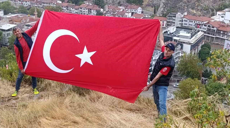Amasya’da 30 Ağustos coşkusu: İki vatandaş zirvede bayrak açtı