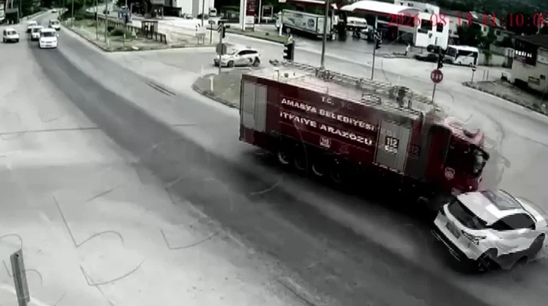 Amasya’da yangına giden itfaiye aracı otomobile çarptı